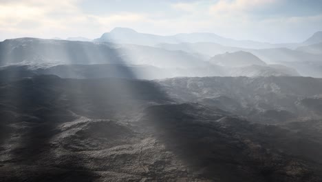 Vulkanische-Wüstenlandschaft-Aus-Der-Luft-Mit-Lichtstrahlen